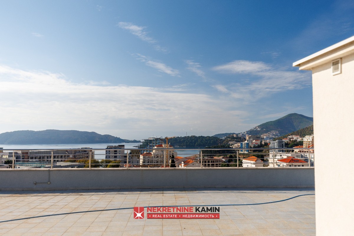 Trosoban penthouse sa velikom krovnom terasom, garažom i pogledom na more, Budva, Bečići